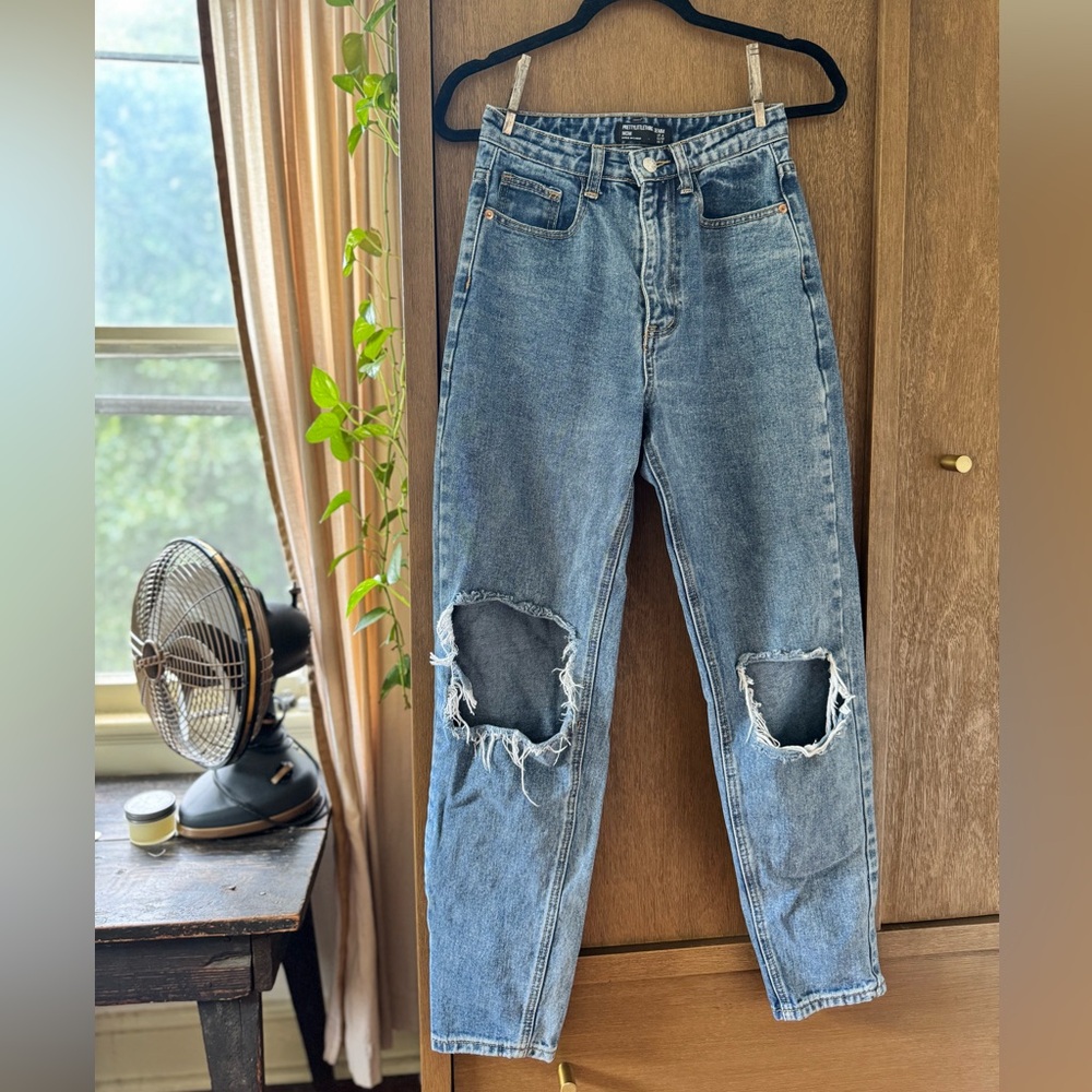PrettyLittleThing Blue Distressed Mom Jeans sz. 0
